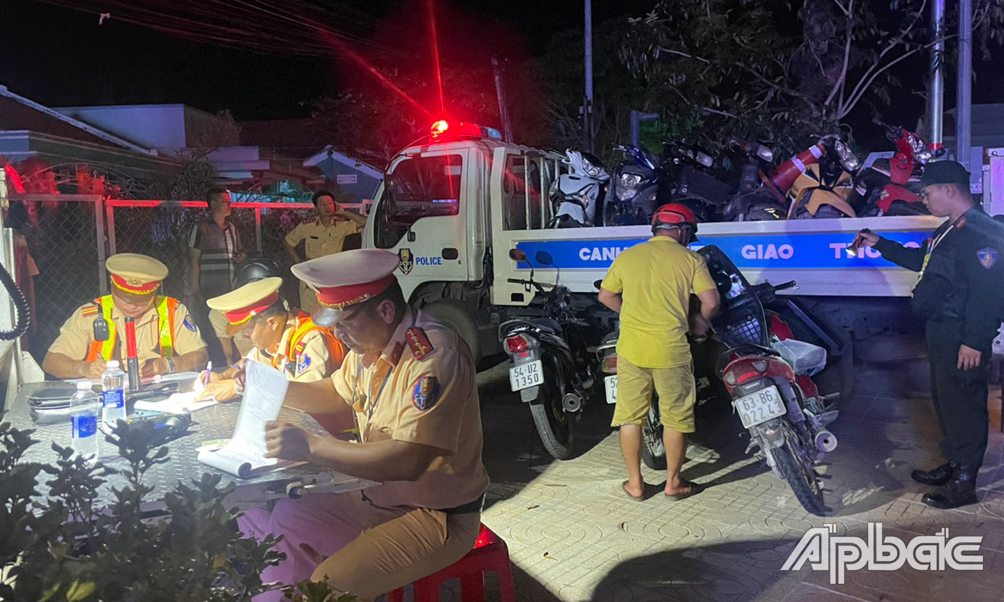 1. Luc luong Canh s át giao thông Công an tinh phoi hop Con g an co so thuc hien  nhiệm vụ trên tuyến QL50, đoạn qua địa phận thị xã Gò Công.