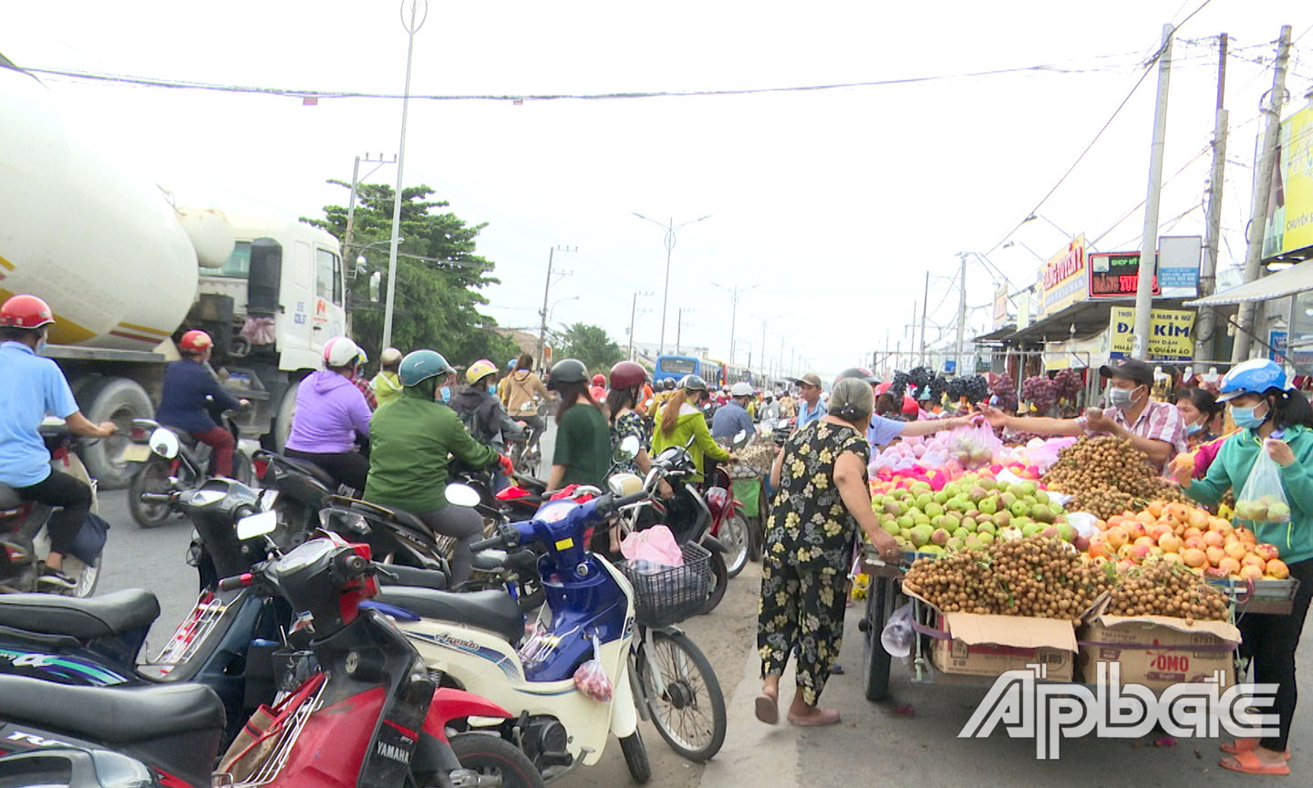 Các hộ bày bán hàng trên đường gom, mở rộng ở KCN Tân Hương.