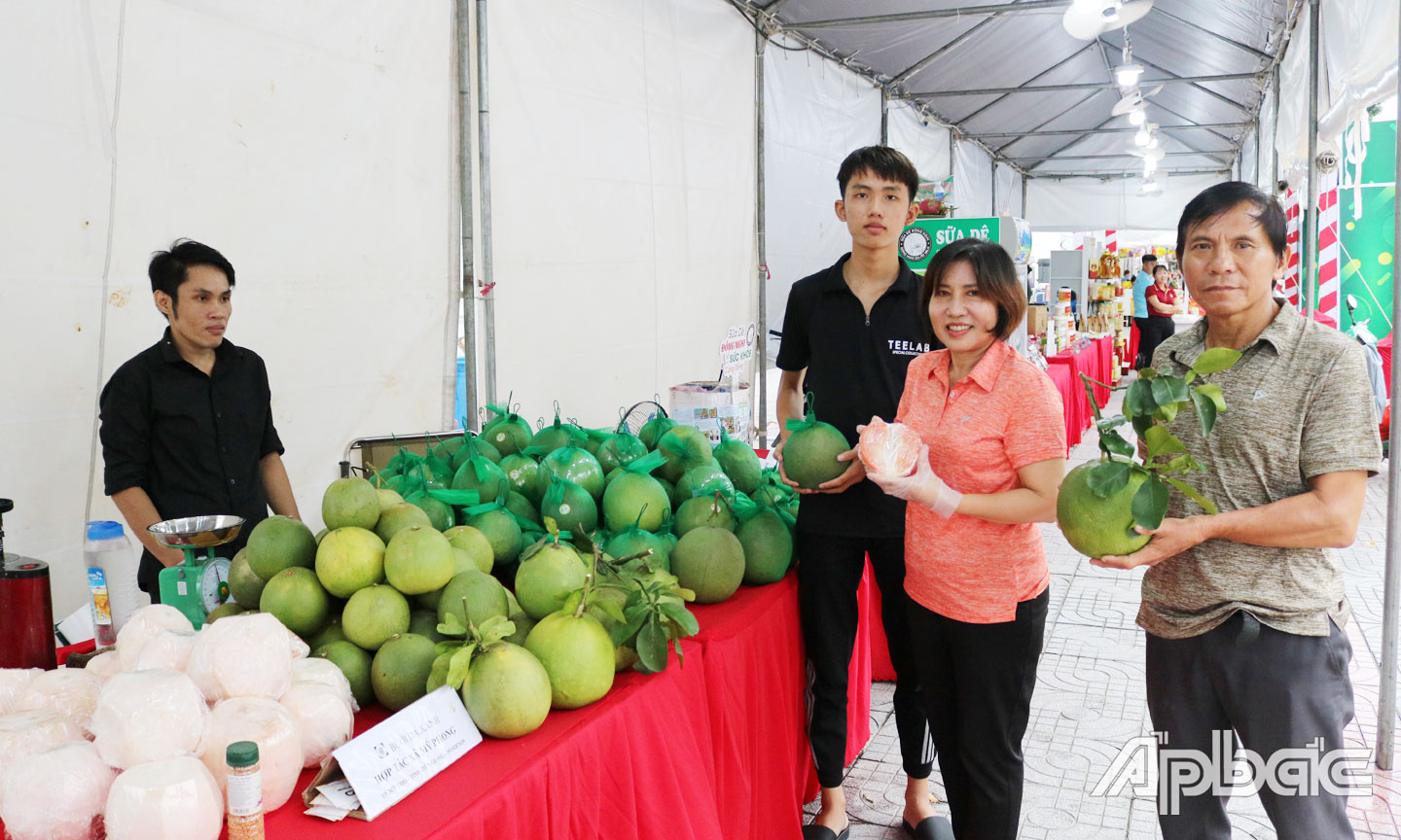 HTX Mỹ Phong tham Phiên chợ OCOP và sản phẩm thương mại được tổ chức vào dịp Lễ 2-9  tại TP. Mỹ Tho.                                                                                                                                                           Ảnh: L. OANH