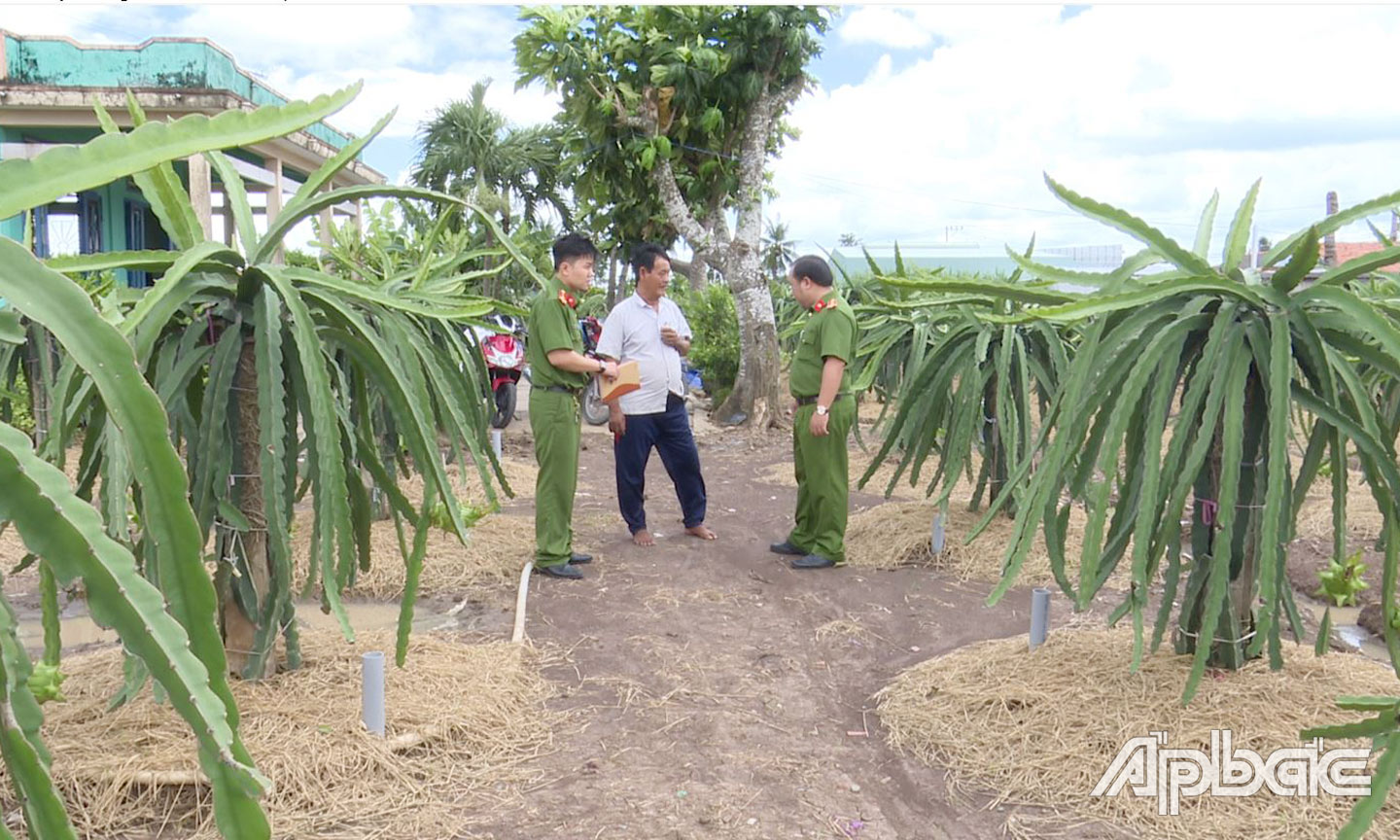 Ông Trần Văn Triều kể lại vụ trộm và quá trình bắt giữ đối tượng phạm tội.                                                          Ảnh: Thanh Việt