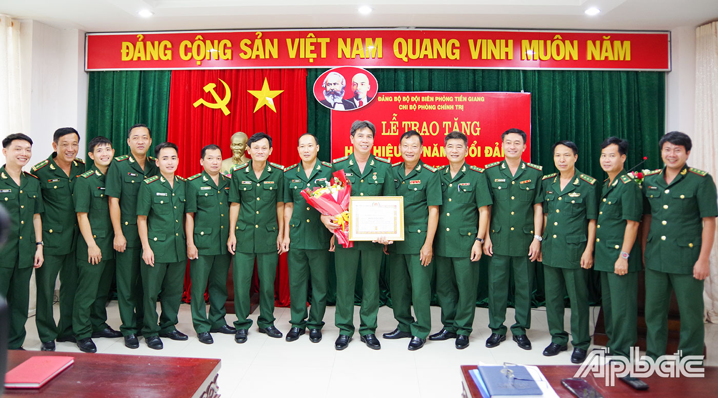 Cán bộ, đảng viên Chi bộ Phòng Chính trị chúc mừng đảng viên nhận huy hiệu 30 năm tuổi Đảng. 