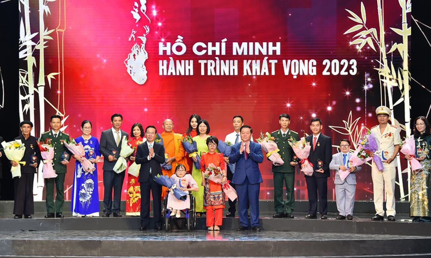 Outstanding exemplars in studying and following President Ho Chi Minh’s ideology and lifestyle honoured at a ceremony (Photo: NDO).