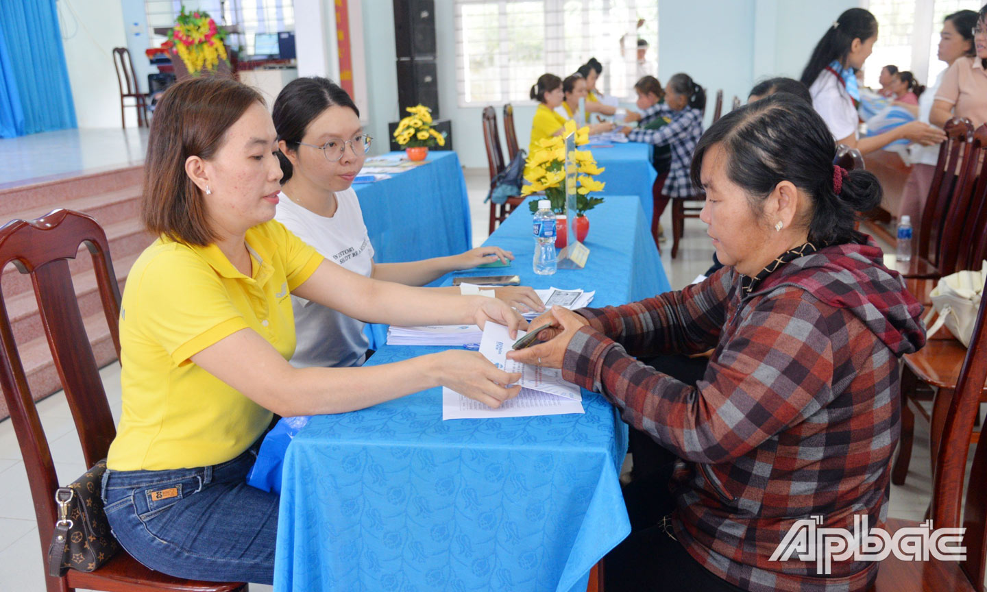 Trao vốn hỗ trợ sinh kế cho các đối tượng hưởng lợi từ Dự án UN Women. 