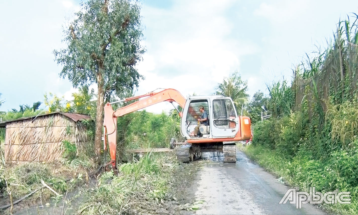 Thi công nạo vét kinh nội đồng tại xã Bình Phục Nhứt.