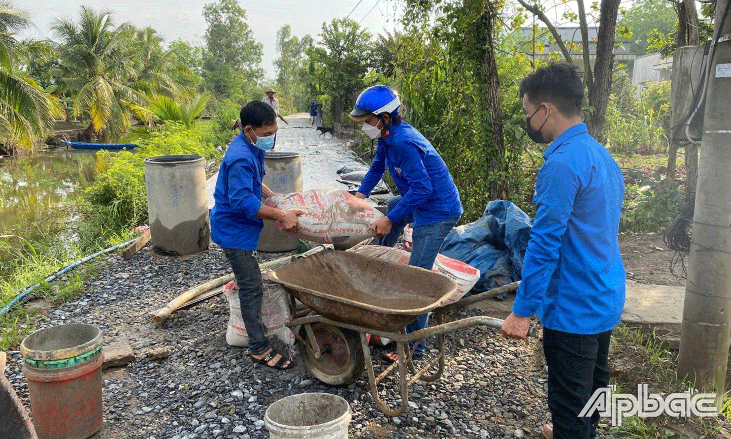 ĐVTN xã Tân Trung chung tay hỗ trợ người dân làm đường giao thông nông thôn.  Ảnh: HỒNG NHUNG