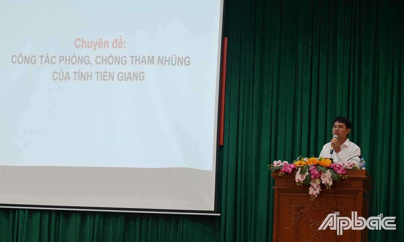 đồng chí Đoàn Văn Nỉ  truyền đạt chuyên đề: Công tác phòng, chống tham nhũng ở địa phương hiện nay.