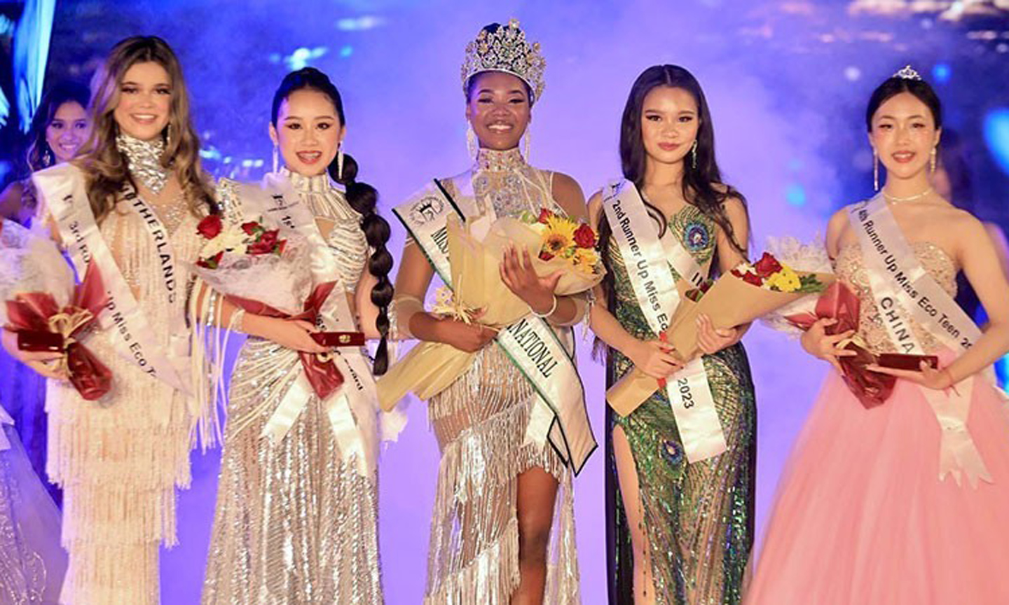 Anna Hoang (second from left) at the award ceremony.