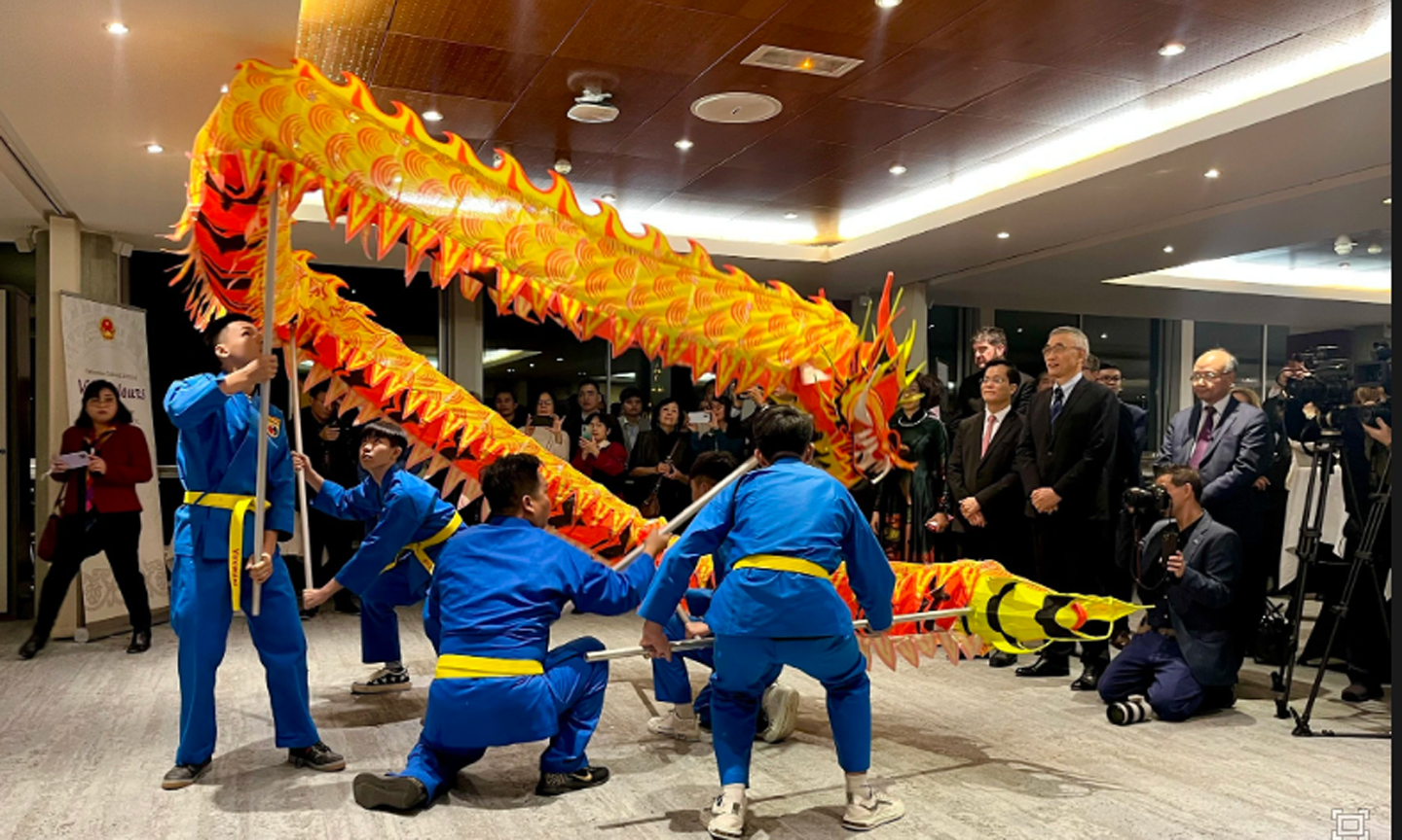 Đoàn Vovinam Việt Võ đạo và Lân sư rồng Việt Nam biểu diễn tại sự kiện.