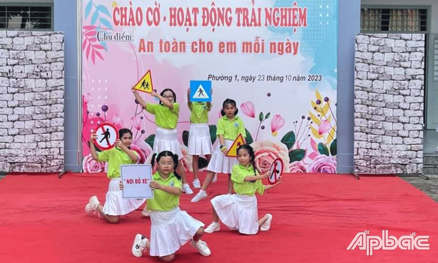 Giờ học trải nghiệm sáng tạo tại Trường Tiểu học Thủ Khoa Huân, TP. Mỹ Tho. 