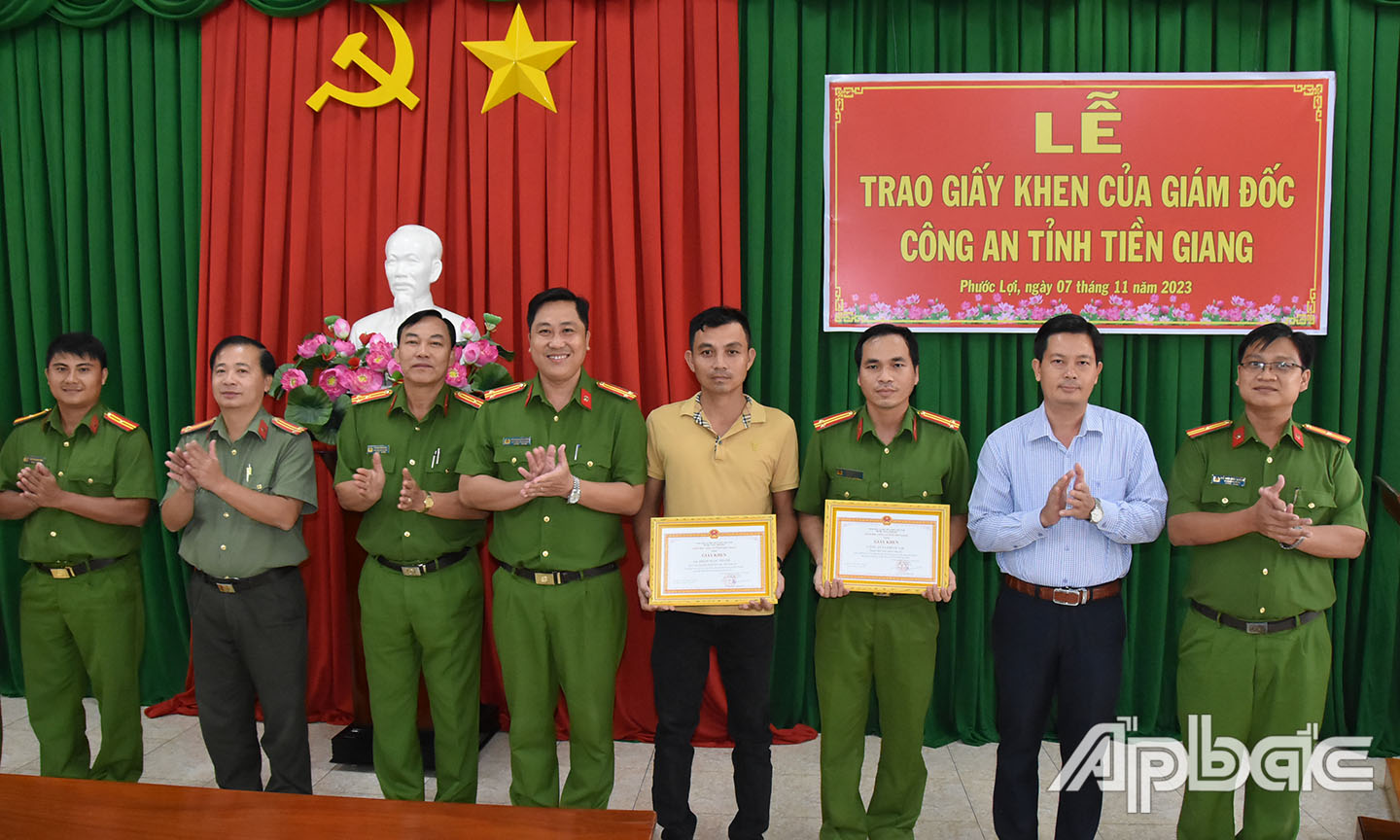 Trao tặng giấy khen.