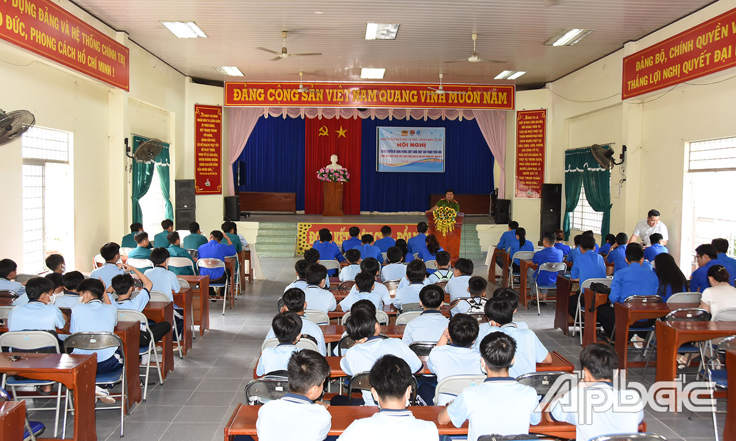 1. Tuyên truyền, hướng dẫn ky nang phong c háy, chữa cháy cho học sinh và đoàn viên thanh niên.