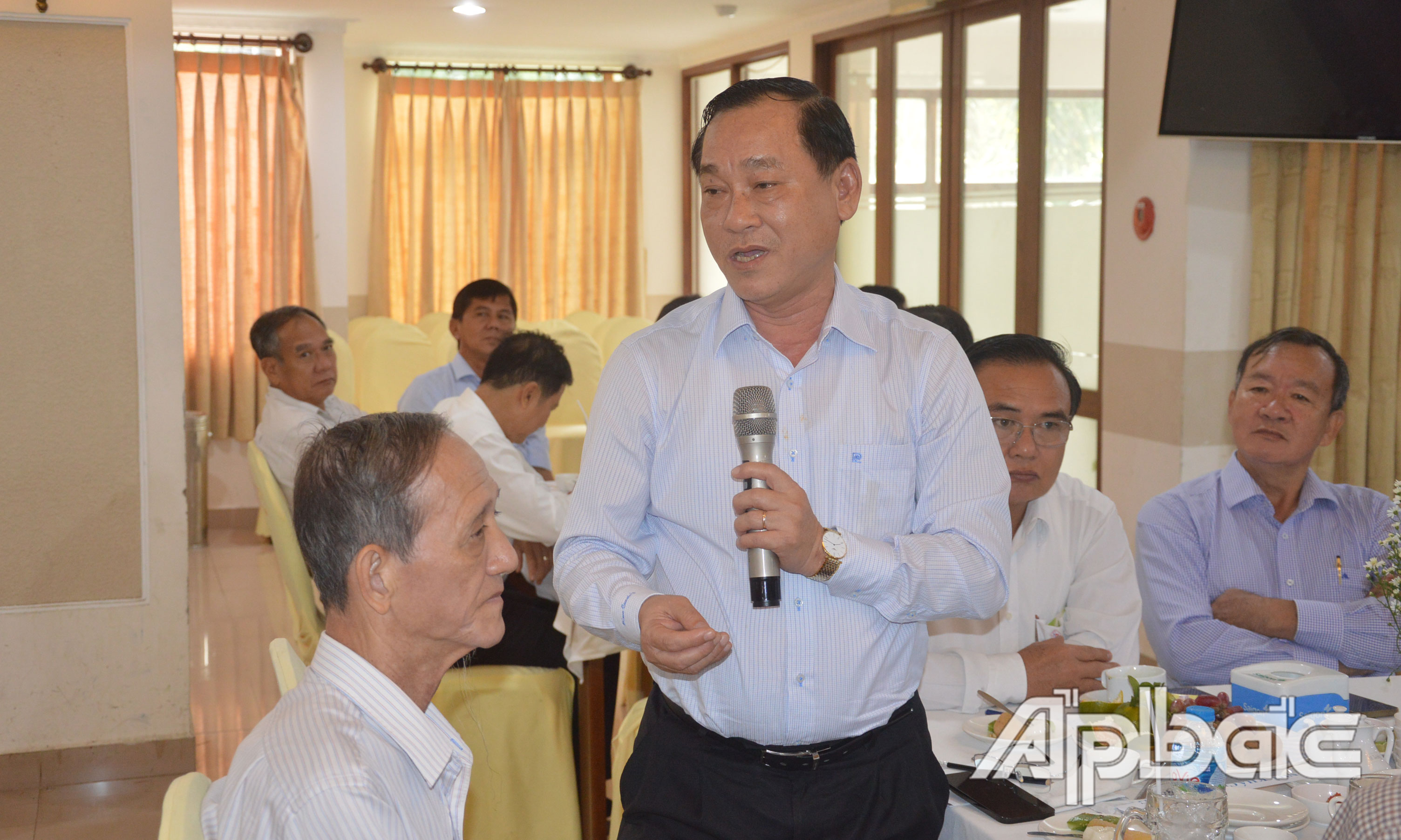 Đồng chí Nguyễn Văn Vĩnh phát biểu tại buổi Cà phê doanh nhân.