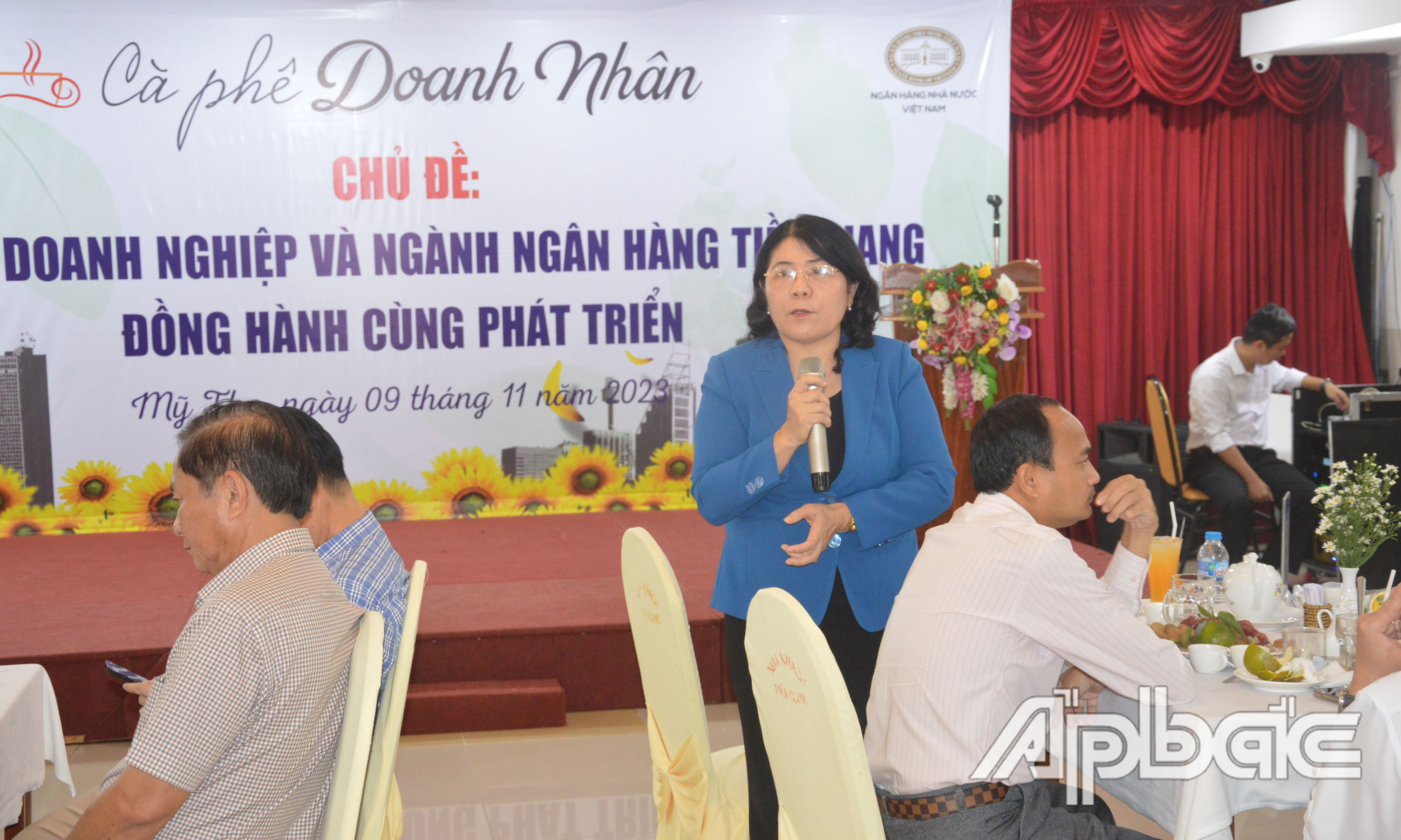 Đồng chí Nguyễn Thị Đậm thông tin về hoạt động ngân hàng trong những tháng đầu năm.