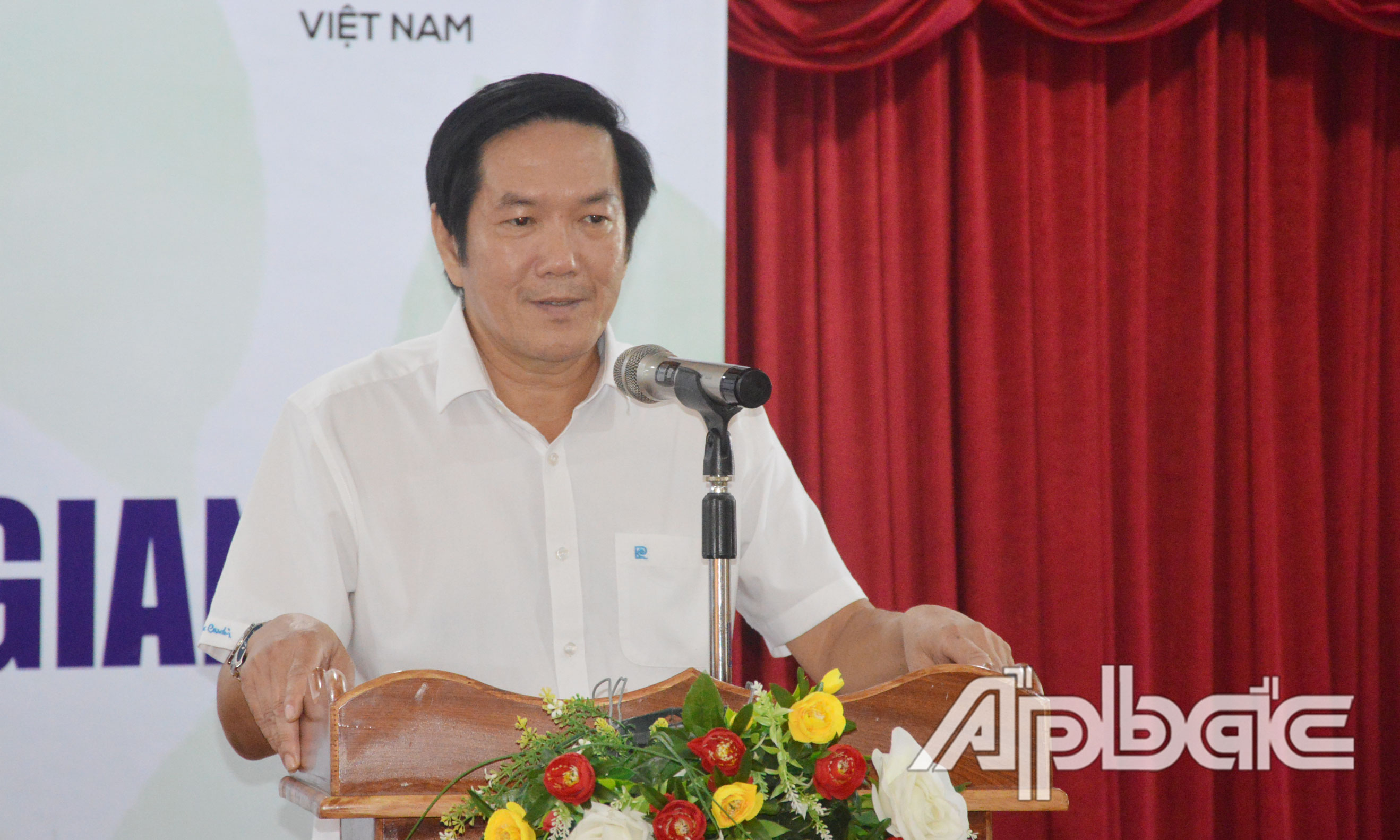 Lãnh đạo Ngân hàng Agribank Tiền Giang phát biểu tại buổi Cà phê doanh nhân.