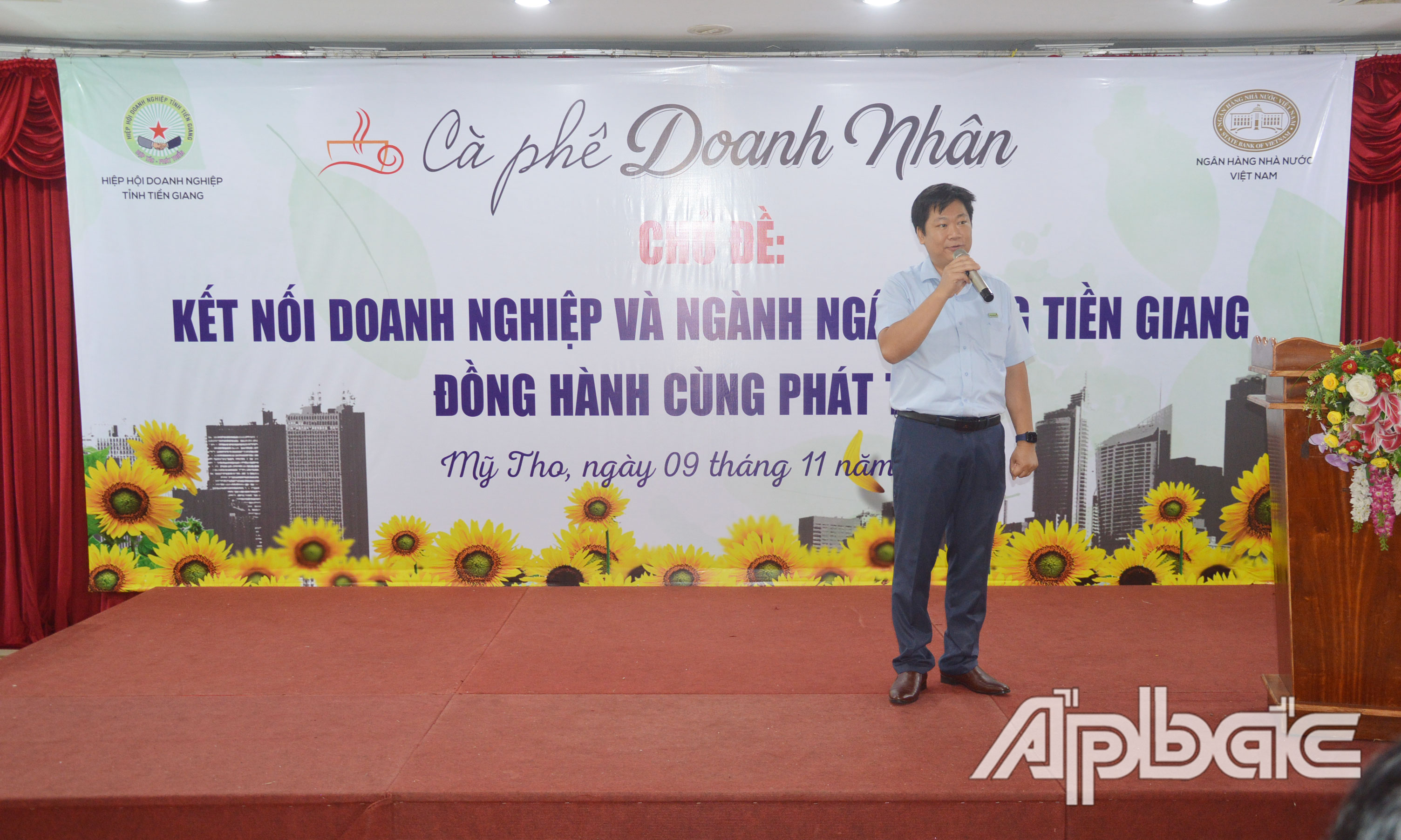 Lãnh đạo Ngân hàng Viettinbank Tiền Giang phát biểu tại buổi Cà phê doanh nhân.