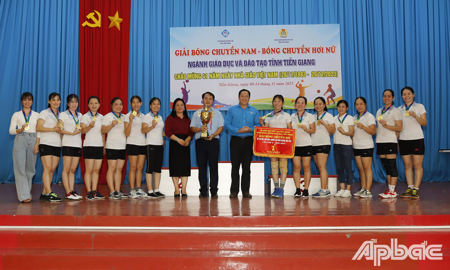 Ban tổ chức trao giải Nhất bóng chuyền hơi nữ cho đội huyện Cái Bè