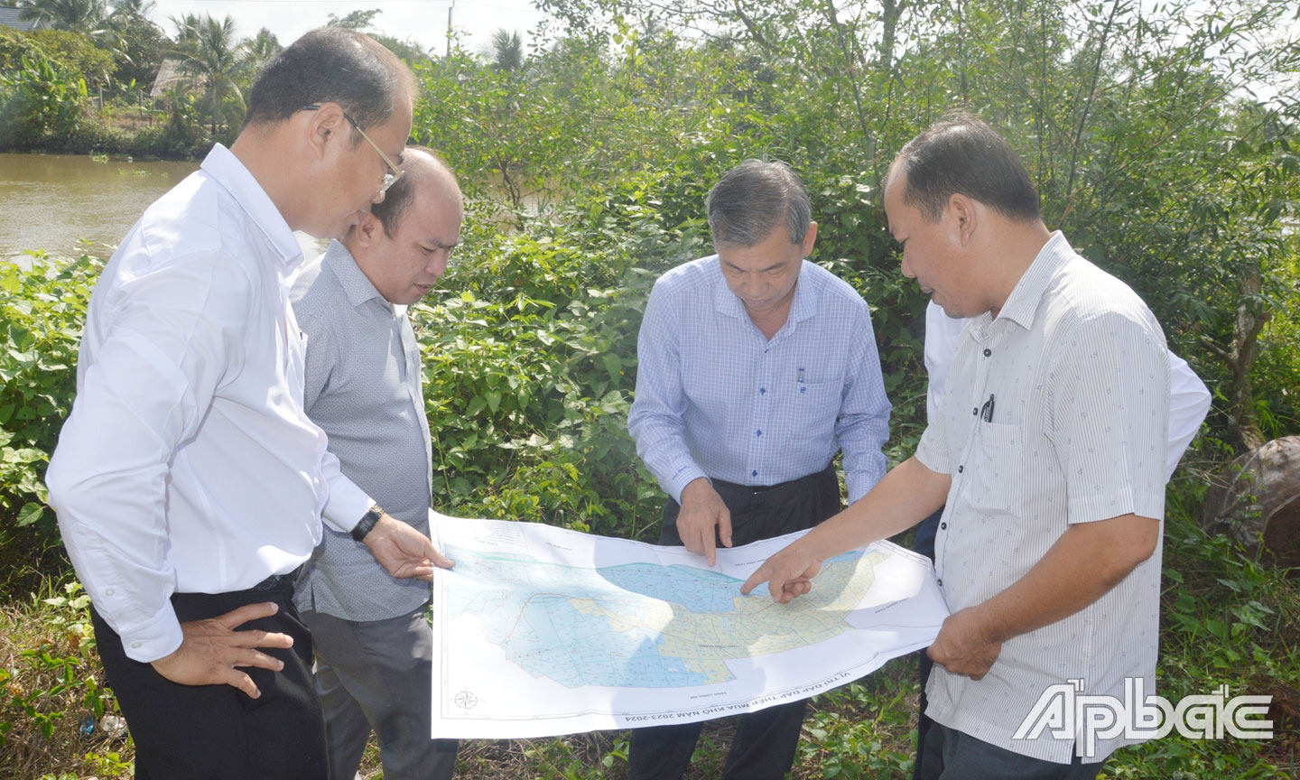Lãnh đạo Sở Nông nghiệp và Phát triển nông thôn kiểm tra vị trí đắp đập thép ngăn mặn trên sông Phú An.