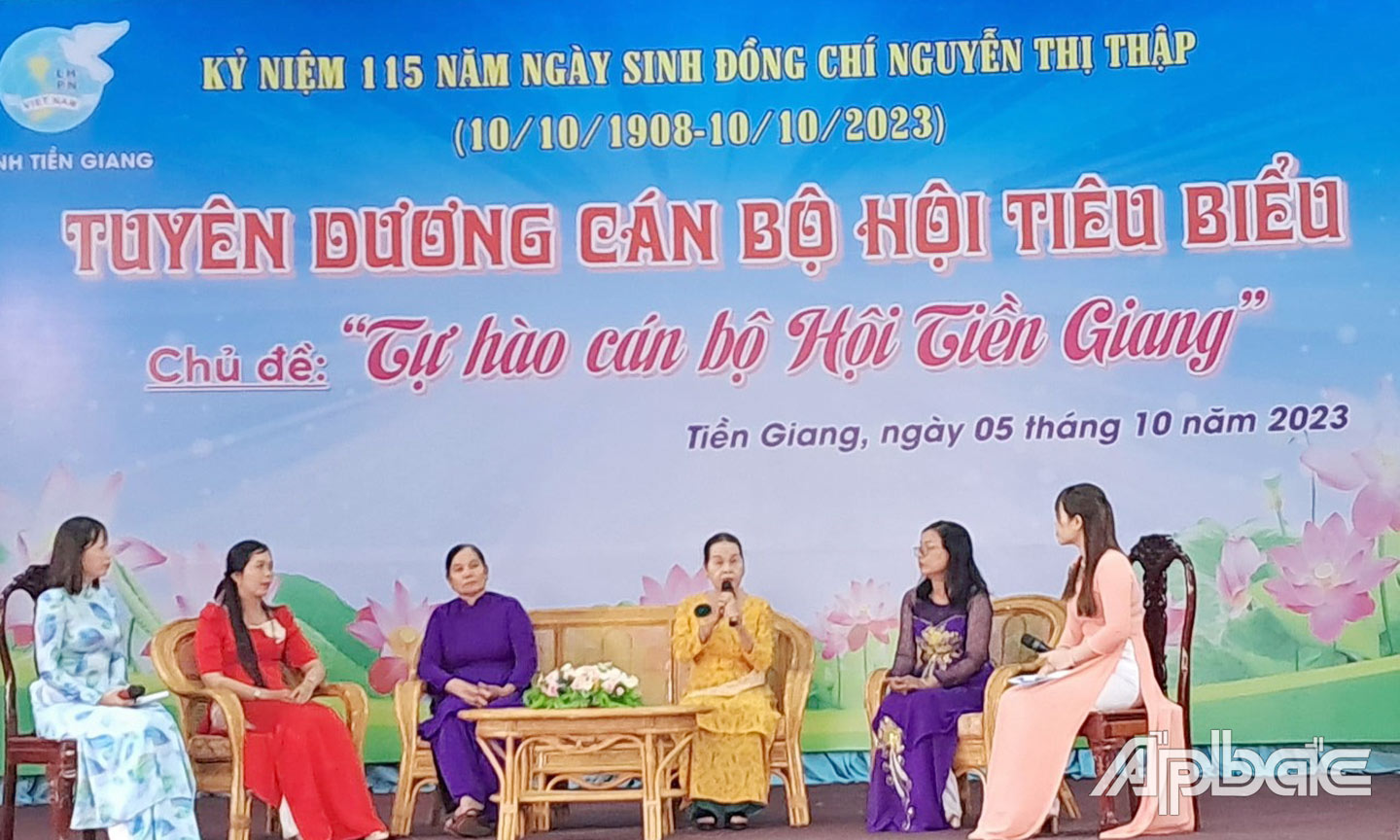  Bà Chi giao lưu tại Hội nghị Tuyên dương cán bộ Hội cơ sở tiêu biểu do Hội LHPN tỉnh tổ chức  vào đầu tháng 10-2023 vừa qua.