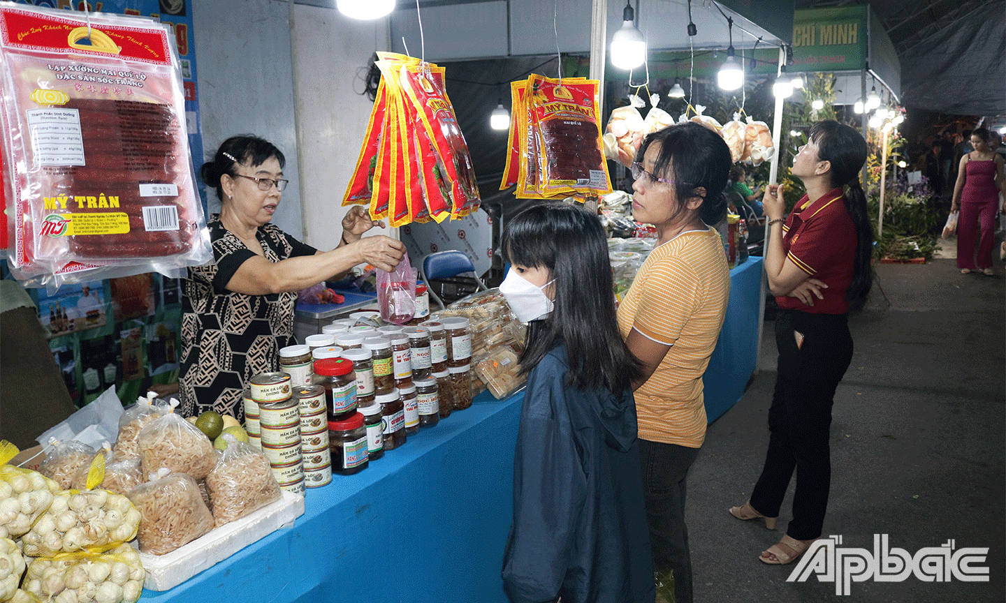 Khách hàng tham quan mua sắm tại hội chợ