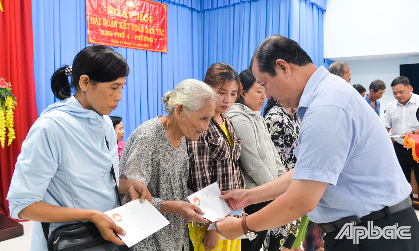 Đồng chí Phan Phùng Phú trao quà của Ban Vận động Quỹ Vì người nghèo tỉnh Tiền Giang cho các hộ nghèo, hộ cận nghèo trên địa bàn phường 7.