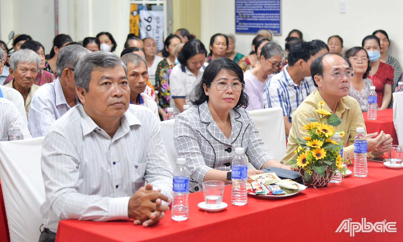 Đồng chí Trần Kim Trát và đồng chí Phạm Thị Mai Tiên dự Ngày hội Đại đoàn kết toàn dân tộc khu phố 7, phường 5, TP. Mỹ Tho.