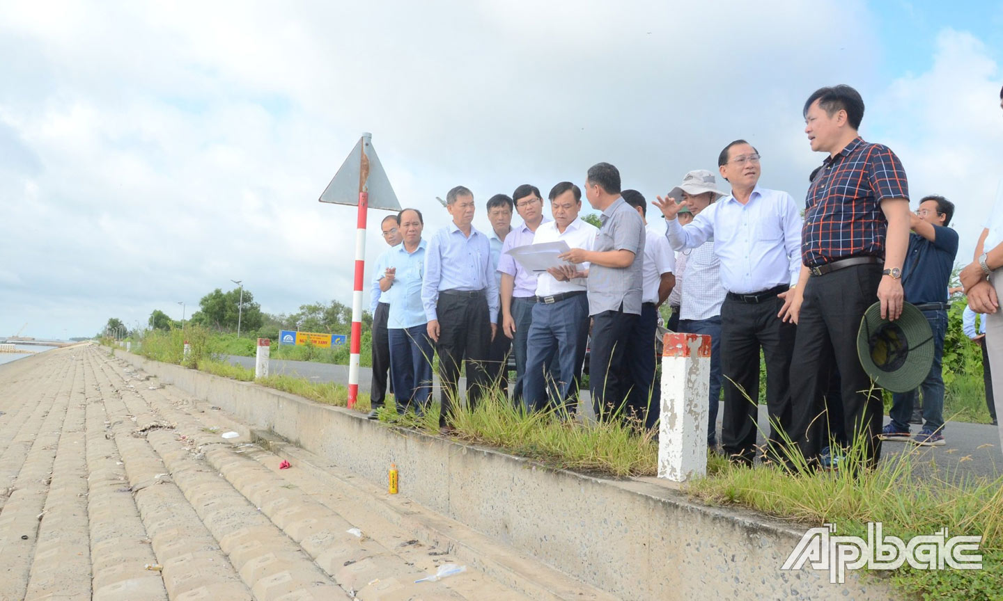 Chủ tịch UBND tỉnh Nguyễn Văn Vĩnh cùng lãnh đạo Bộ Nông nghiệp và Phát triển nông thôn khảo sát đê biển Gò Công. Ảnh: MINH THÀNH