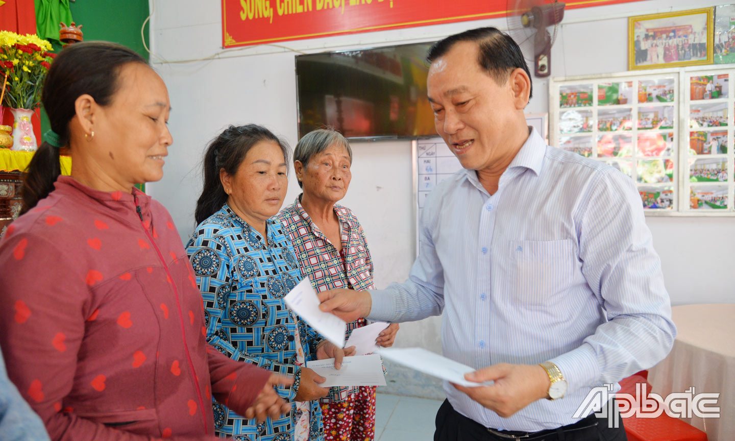 Đồng chí Nguyễn Văn Vĩnh tham dự Ngày hội tại khu 2, thị trấn Chợ Gạo, huyện Chợ Gạo.                                          Ảnh: P. MAI