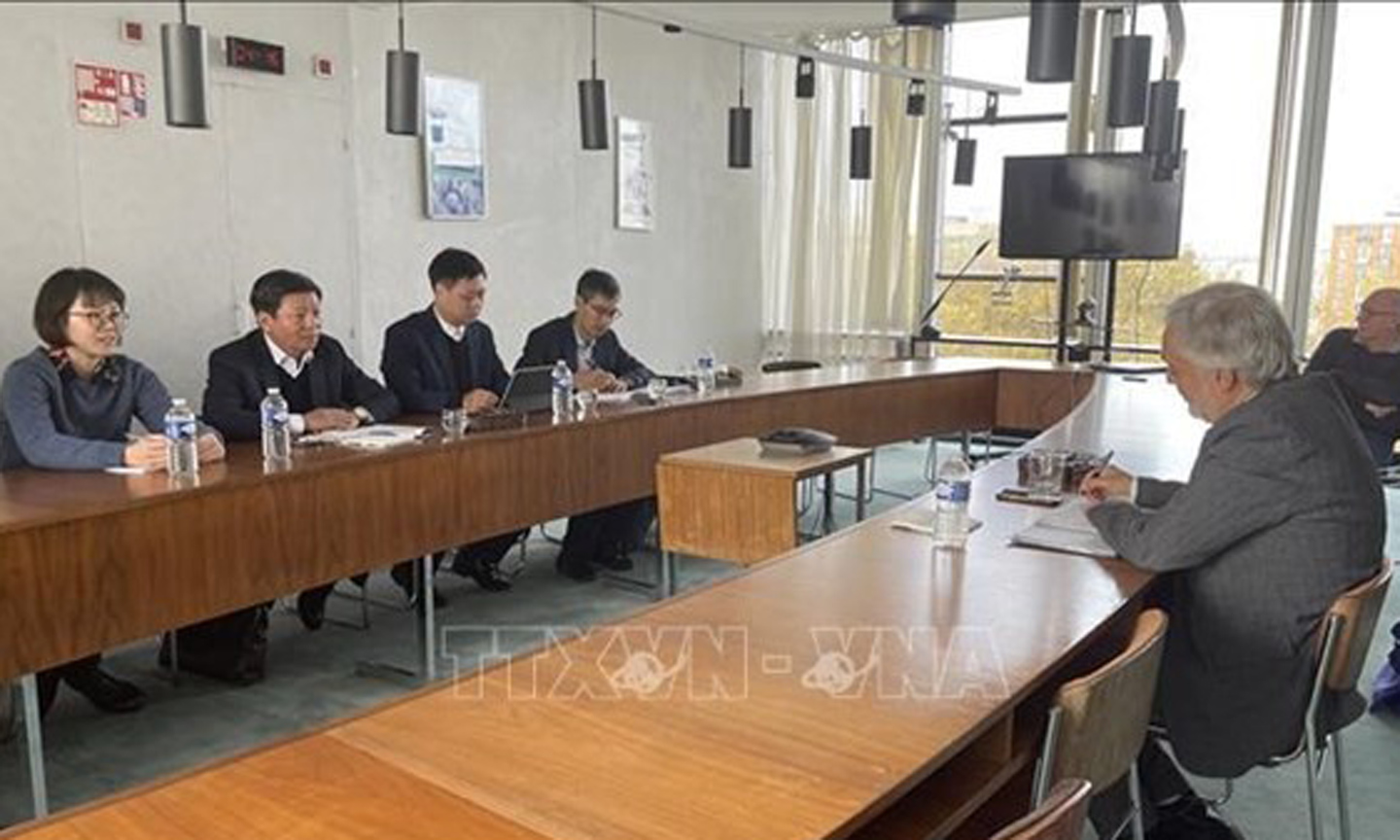 At the working session between the Vietnamese delegation and member of the Politburo of the French Communist Party (PCF) Taylan Coskun. (Photo: VNA).