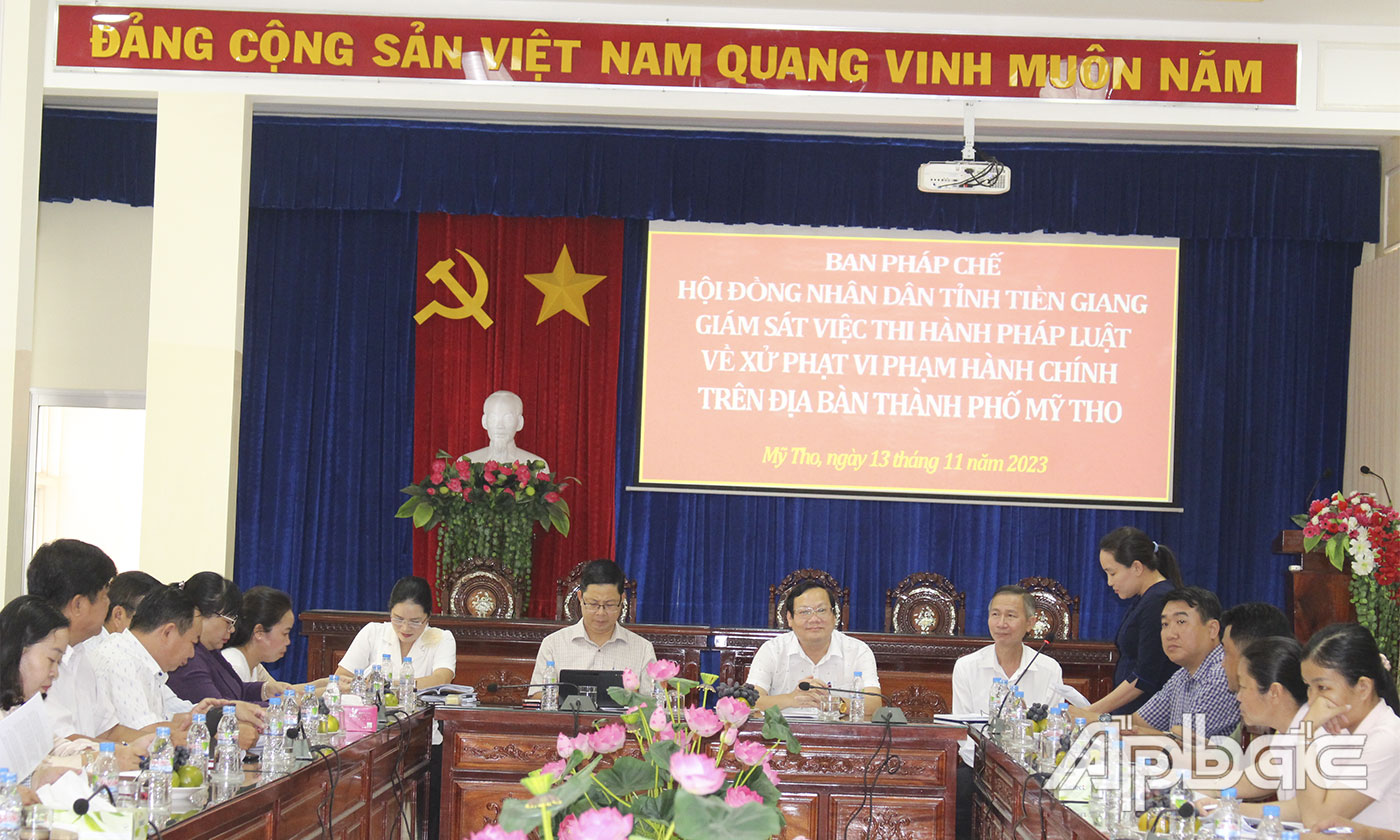 Quang cảnh buổi làm việc. 