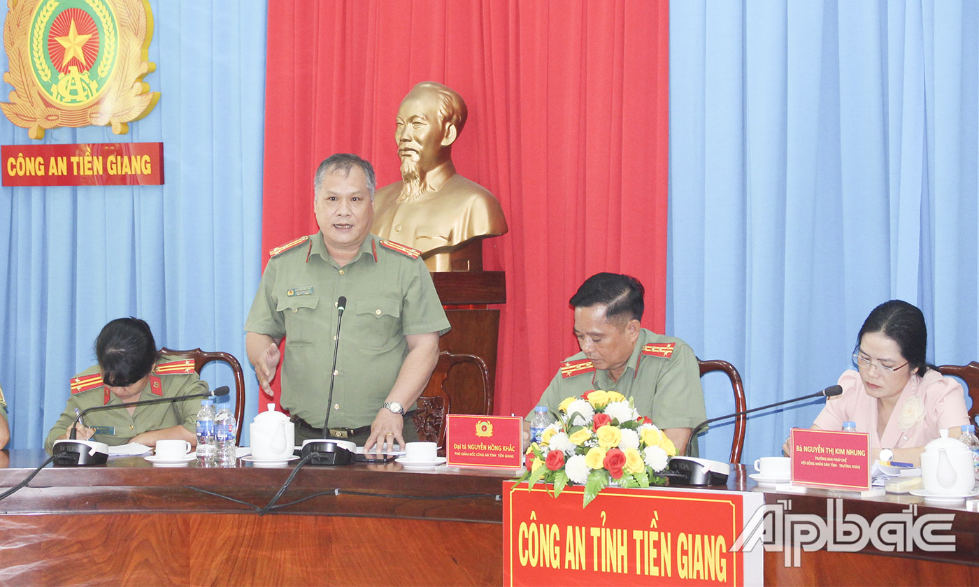 Đại diện lãnh đạo các phòng, ban của Công an tỉnh giải trình các ý kiến của các thành viên Đoàn giám sát.