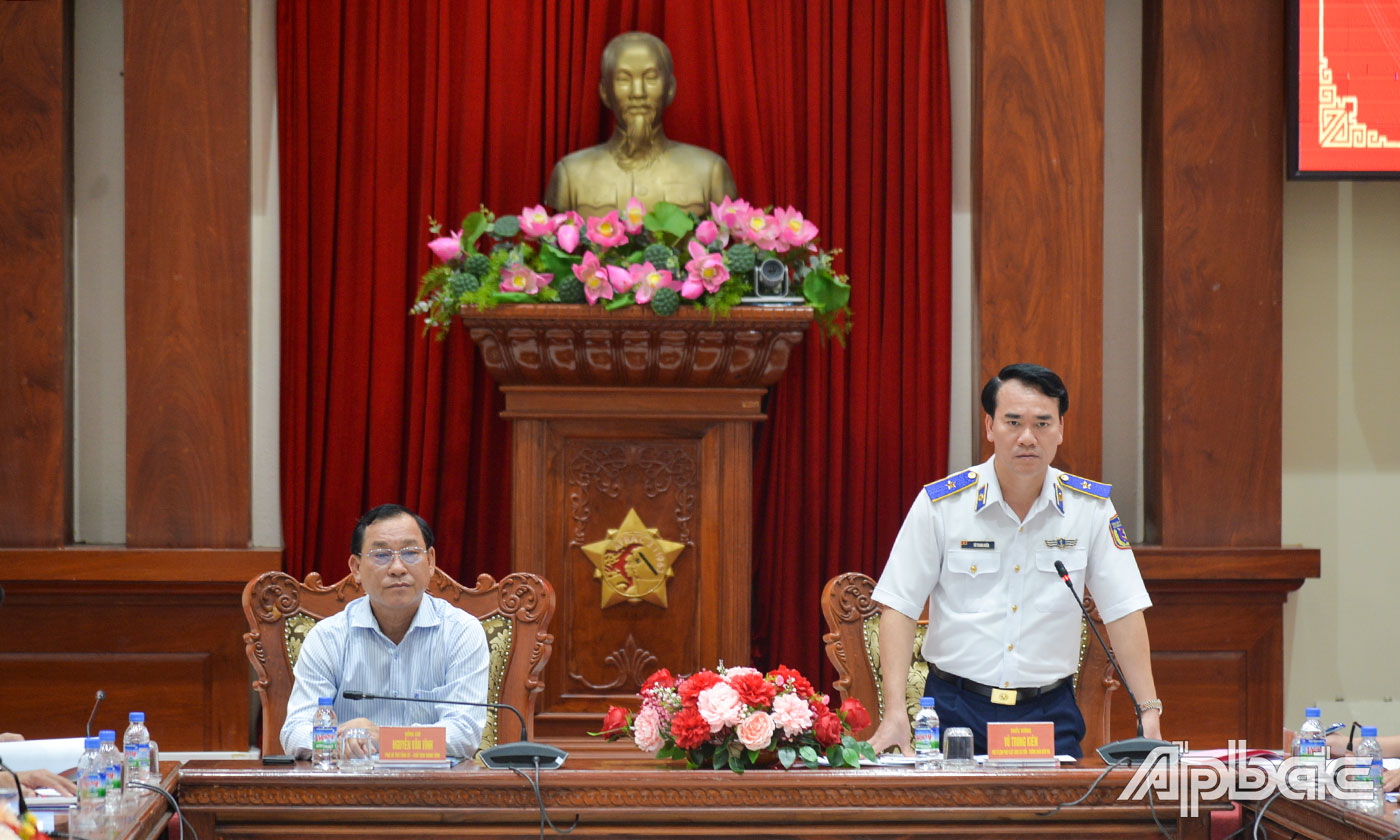 Thiếu tướng Vũ Trung Kiên, Phó Tư lệnh Pháp luật Cảnh sát biển Việt Nam phát biểu tại buổi kiểm tra.