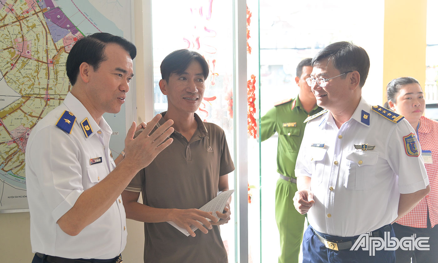 Thiếu tướng Vũ Trung Kiên trò chuyện nắm bắt công tác tiếp cận Luật Cảnh sát biển Việt Nam của người dân thị trấn Vàng Láng.