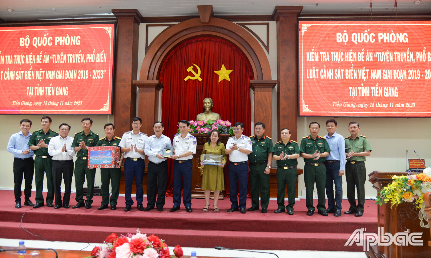 Đoàn công tác Bộ Quốc phòng tặng quà cho tỉnh Tiền Giang.