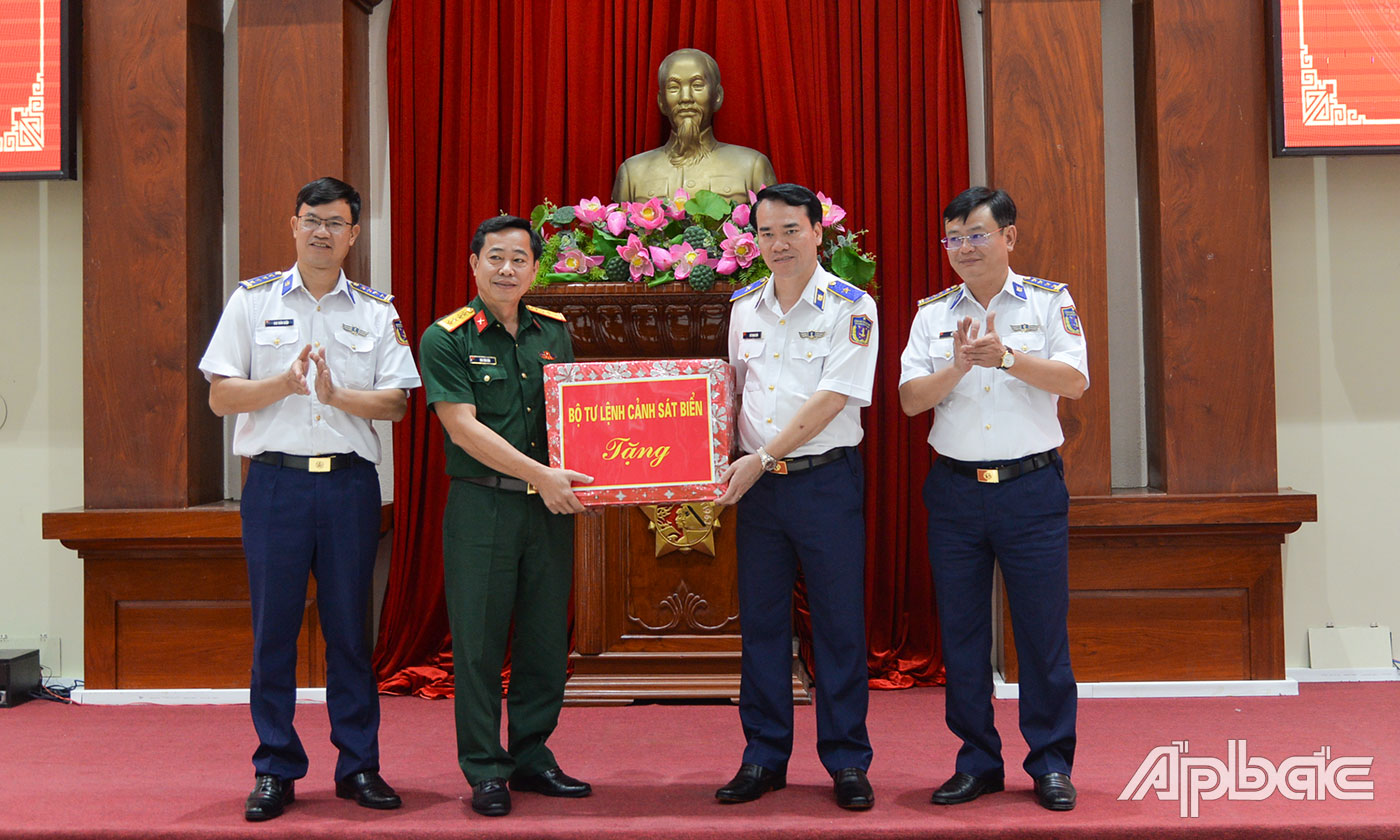 Đoàn công tác Bộ Quốc phòng  tặng quà cho Bộ Chỉ huy Quân sự tỉnh Tiền Giang.