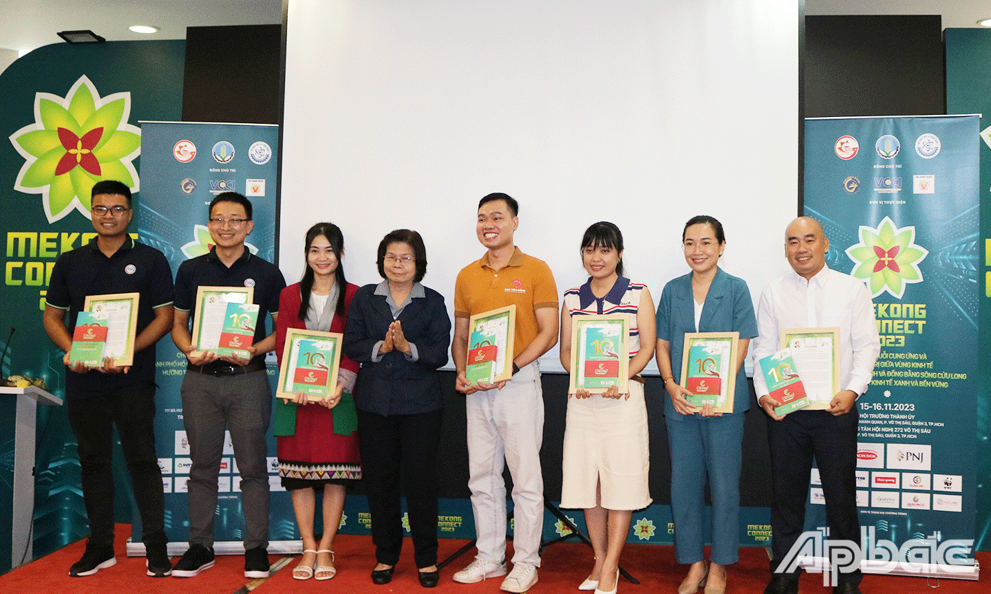 trao Thư khen của Bộ Nông nghiệp và Phát triển Nông thôn Lê Minh Hoan cho 80 doanh nông tiêu biểu, trao thư cảm ơn của Bộ trưởng cho 20 Chuyên gia huấn luyện khởi nghiệp của Hội Doanh nghiệp Hàng Việt Nam chất lượng cao.