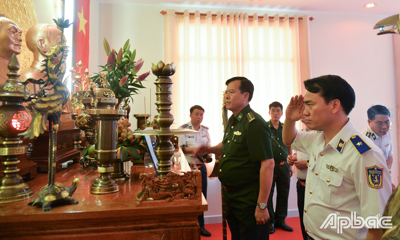 Đoàn công tác Bộ Quốc Phòng dâng hương Chủ tịch Hồ Chí Minh và Đại tướng Võ Nguyễn Giáp.