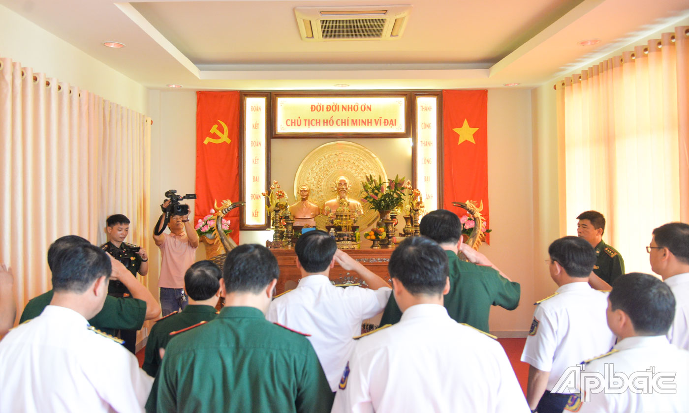 Đoàn công tác dành 1 phút mặc niệm tưởng nhớ Chủ tịch Hồ Chí Minh và Đại tướng Võ Nguyễn Giáp.