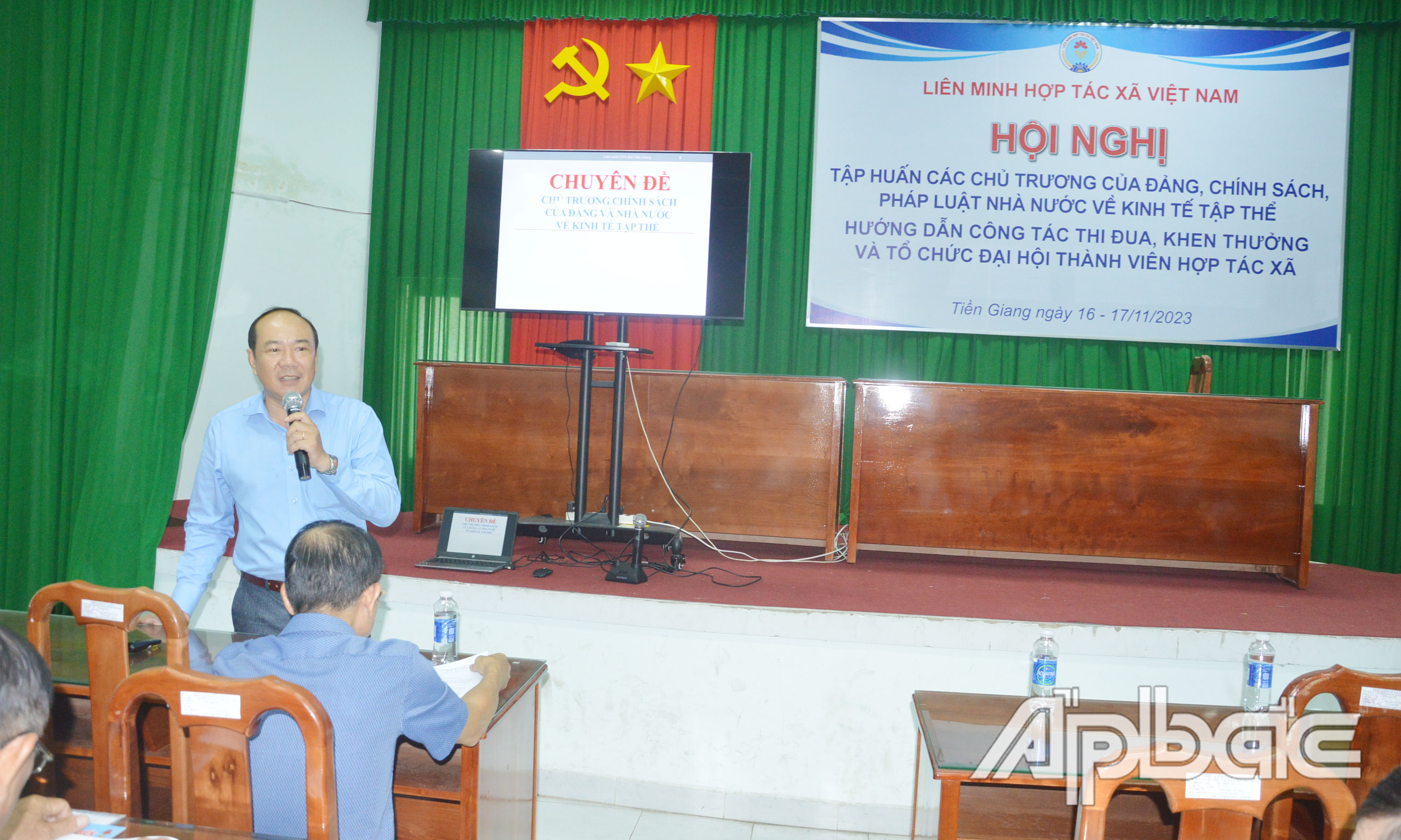 Phó Chủ tịch Liên minh HTX tỉnh Tiền Giang Lê Minh Khánh báo cáo chuyên đề tại hội nghị.