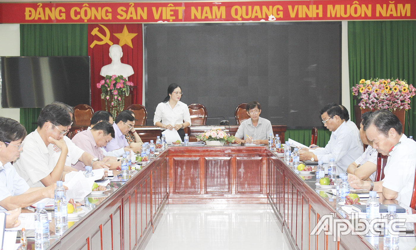 Quang cảnh buổi làm việc. 