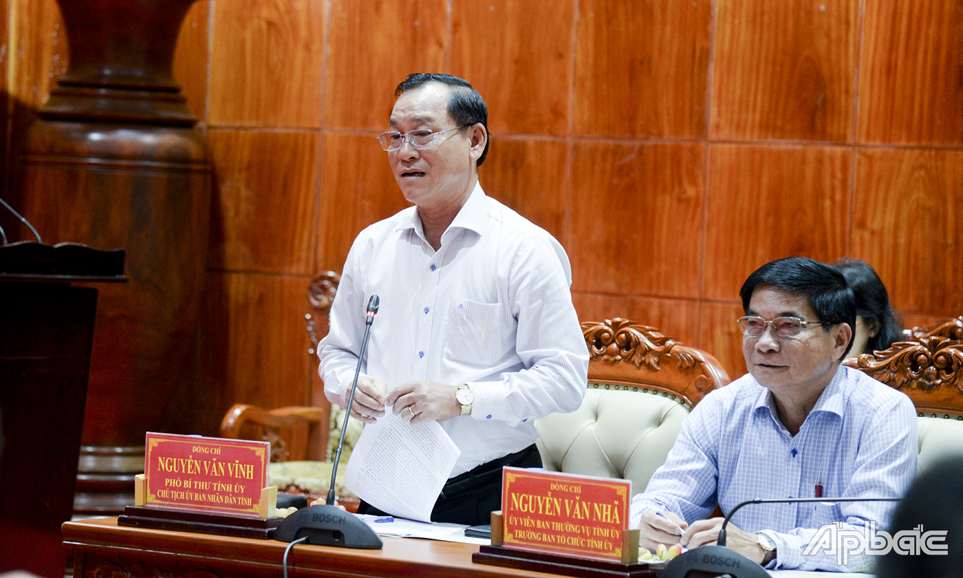 Đồng chí Nguyễn Văn Vĩnh phát biểu thảo luận đóng góp dự thảo báo cáo.