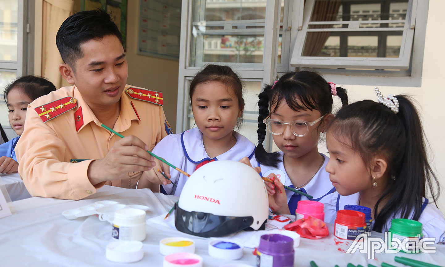 Các em học sinh tham gia thi vẽ tranh trên nón bảo hiểm.