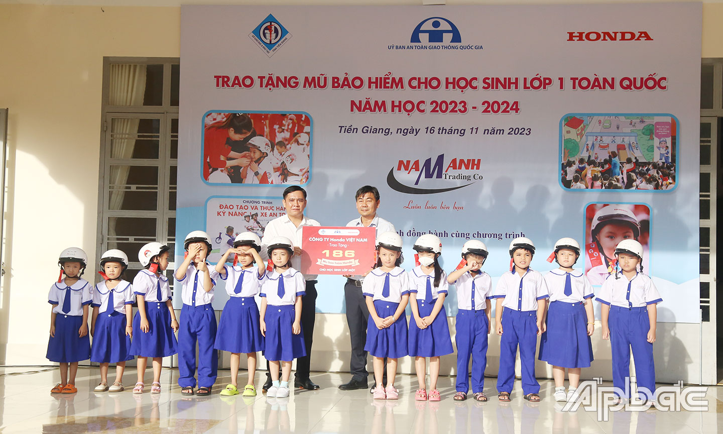 Trao mũ bảo hiểm cho các em học sinh lớp 1.