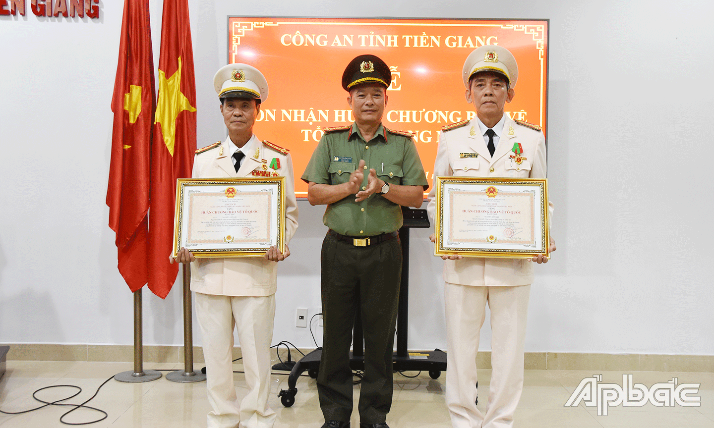 Đại tá Nguyễn Hữu Trí và Đại tá Nguyễn Văn Lộc đón nhận Huân chương Bảo vệ Tổ quốc hạng Nhì của Chủ tịch nước. Ảnh Lê Hoài.