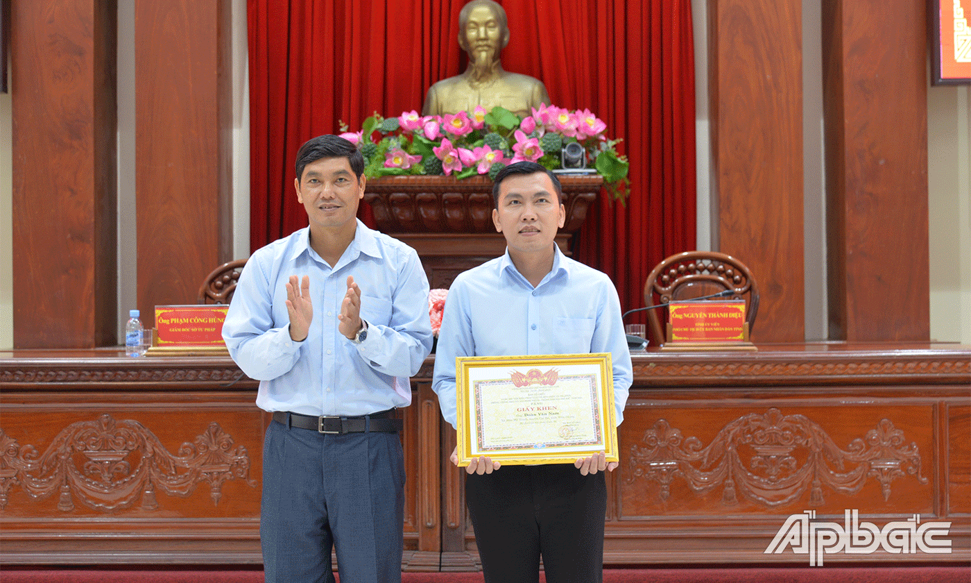 Giám đốc Sở Tư Pháp Phạm Công Hùng trao giải Nhì Cuộc thi trực tuyến.