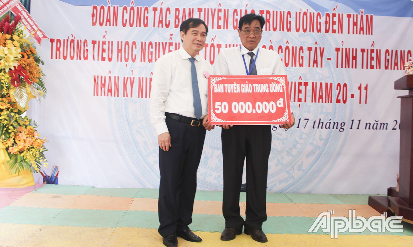 Thầy Huỳnh Minh Do, Hiệu trưởng nhà trường, đại diện nhà trường lên nhận biểu tượng trưng cho số tiền trao tặng cho trường là 50 triệu đồng do Phó Phó Trưởng ban Tuyên giáo Trung ương Phan Xuân Thủy trao tặng. 