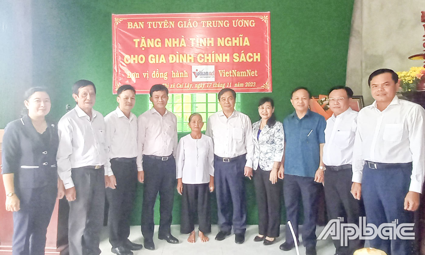 Phó Trưởng ban Tuyên giáo Trung ương Phan Xuân Thủy, các thành viên Đoàn công tác Ban Tuyên giáo Trung ương; Trưởng Ban Tuyên giáo Tỉnh ủy Châu Thị 