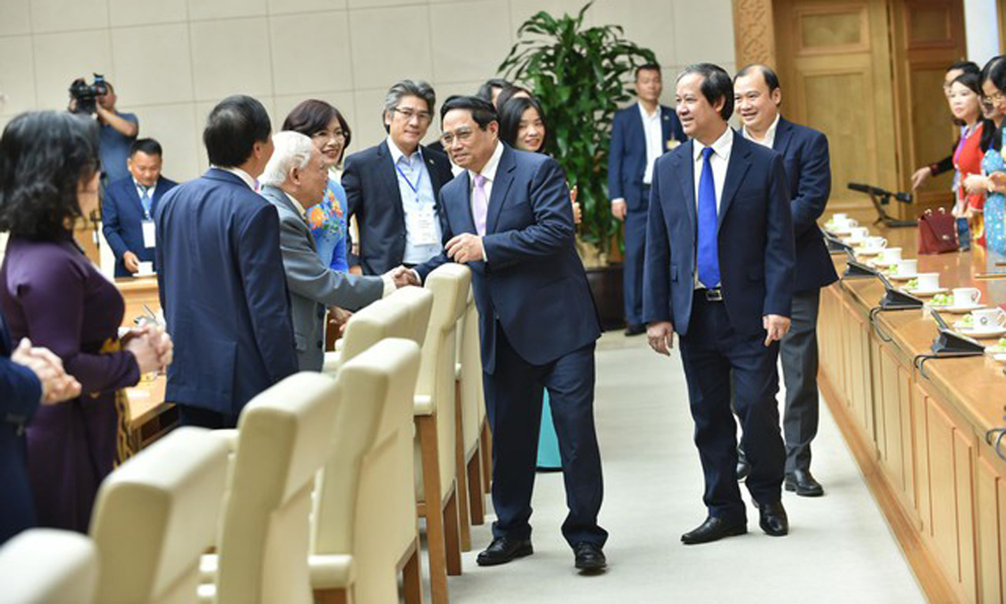Các nhà giáo vui mừng được gặp Thủ tướng Chính phủ - Ảnh: VGP/Quang Thương