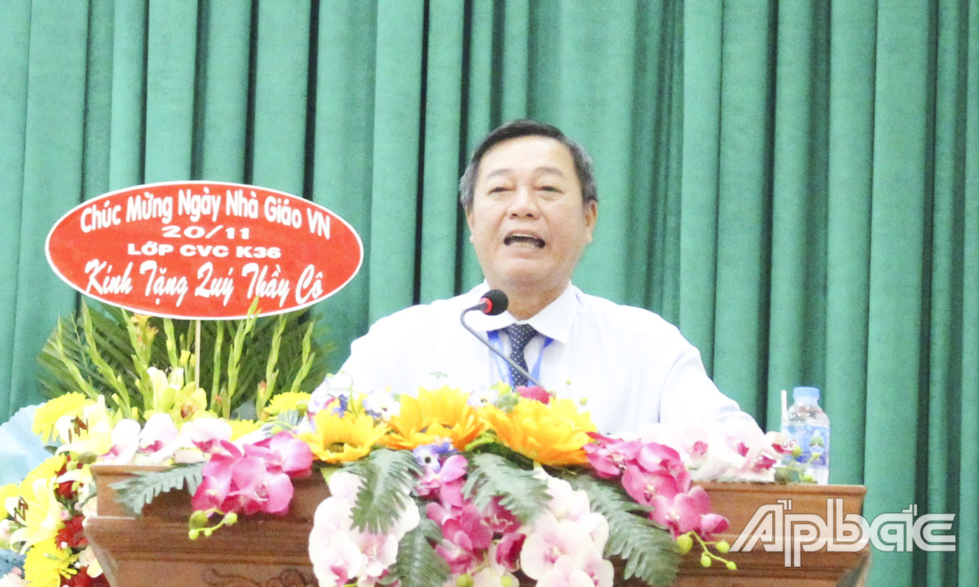 Thạc sĩ Nguyễn Văn Thu, Phó Hiệu trưởng Trường Chính trị Tiền Giang pháp biểu tại buổi họp mặt.