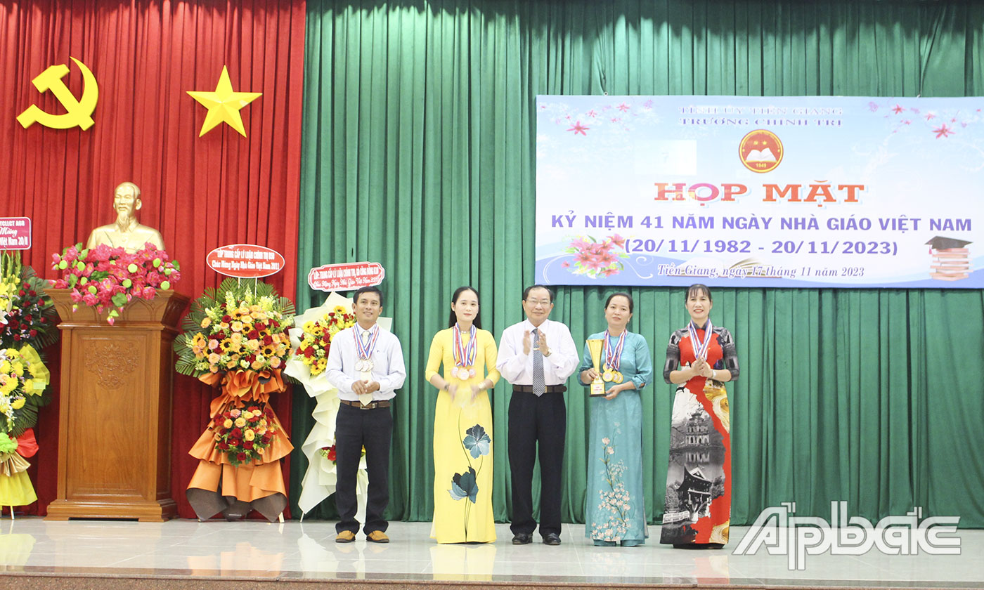 Phó Hiệu trưởng phụ trách Trường Chính trị tỉnh Tiền Giang trao thưởng cho các tập thể có thành tích trong hội thao chào mừng Ngày Nhà giáo Việt Nam.
