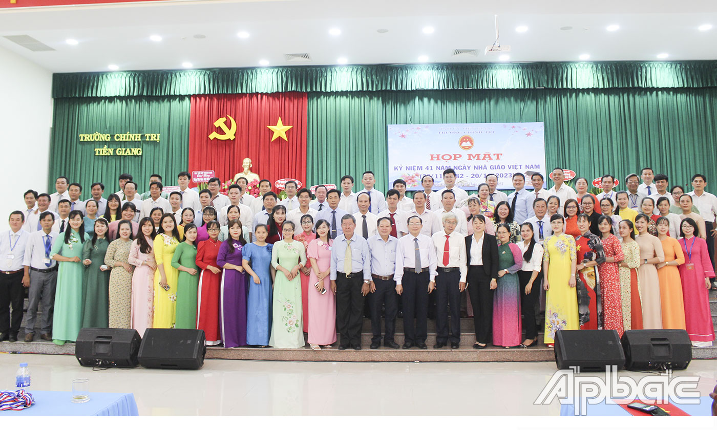 Tập thể cán bộ, giảng viên, viên chức Nhà trường họp mặt cùng học viên các lớp nhân kỷ niệm 41 năm Ngày Nhà giáo Việt Nam.